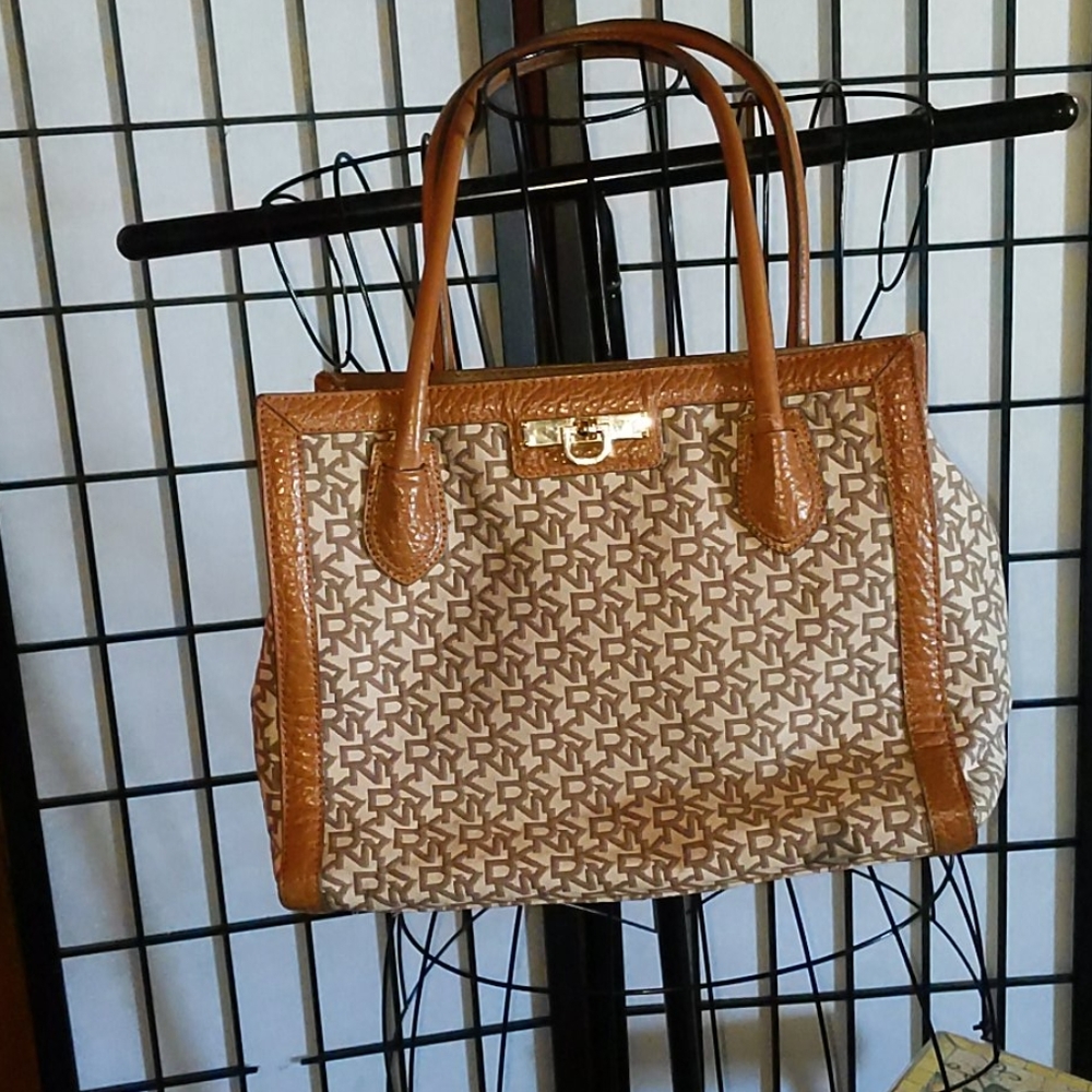 ♥️SOLD♥️DNKY Signature purse